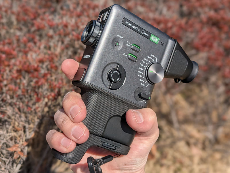 El efecto «Jidial» de estilo retro es clave en esta cámara «Instax» de disparo vertical que permite grabar tanto fotos como vídeos.